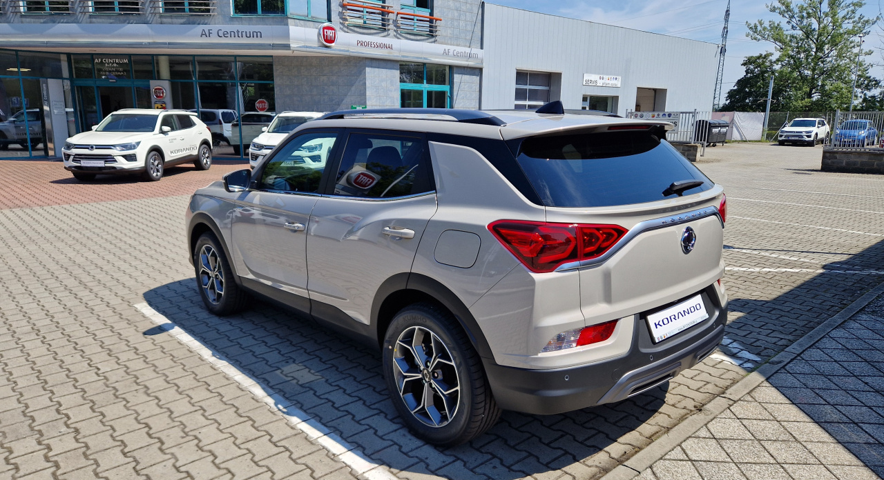 Korando STYLE+ 2WD AT (EBL)