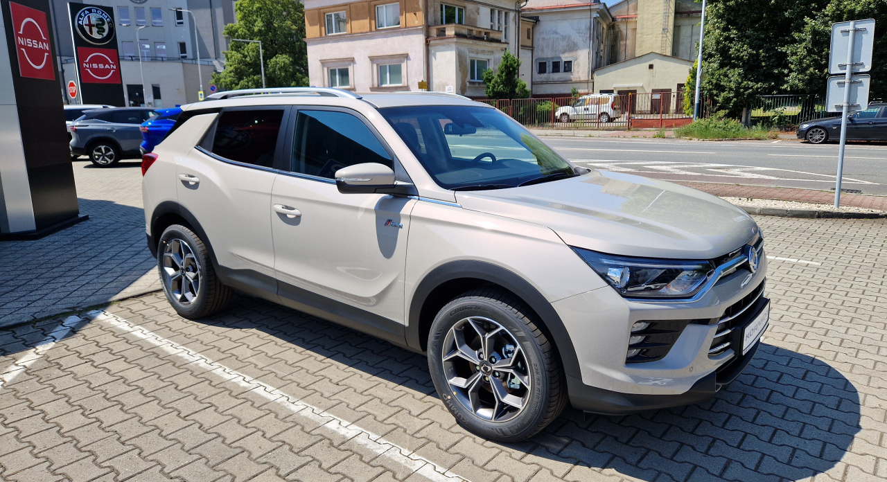 Korando STYLE+ 2WD AT (EBL)