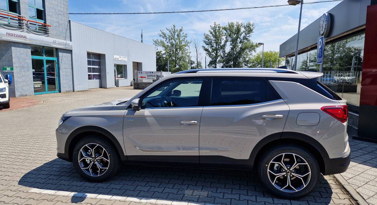 Korando STYLE+ 2WD AT (EBL) EBL