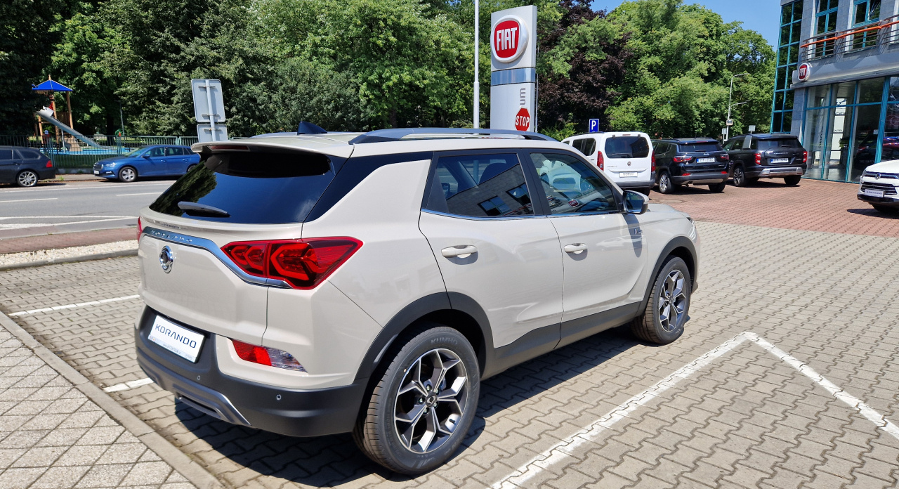 Korando STYLE+ 2WD AT (EBL) EBL