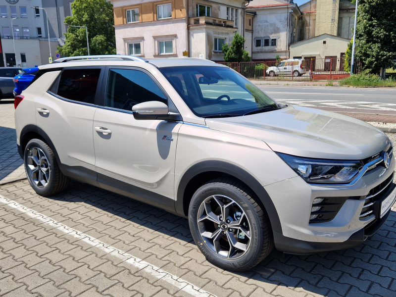 Korando STYLE+ 2WD AT (EBL) EBL