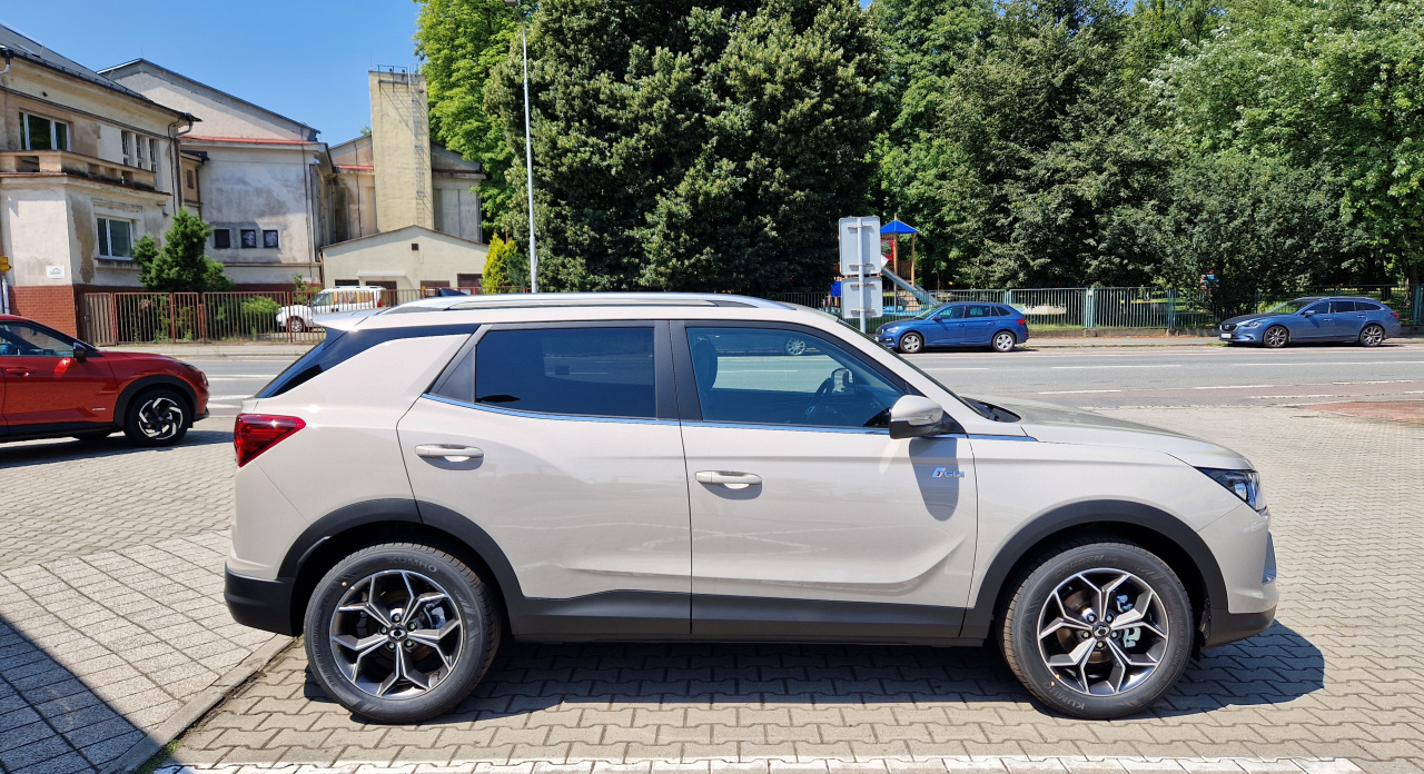 Korando STYLE+ 2WD AT (EBL) EBL