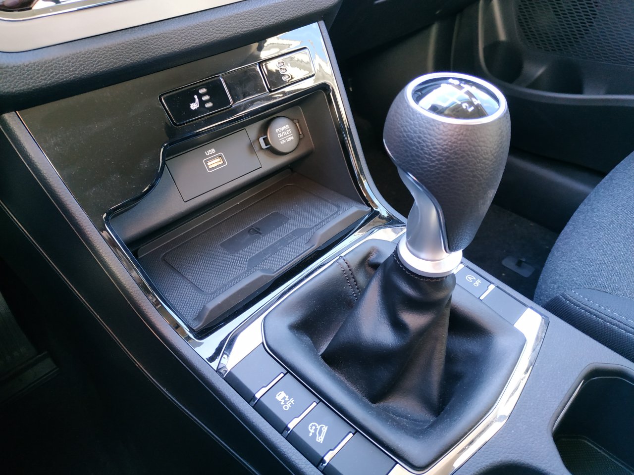 Korando STYLE+ 2WD MT (EBL) (D)