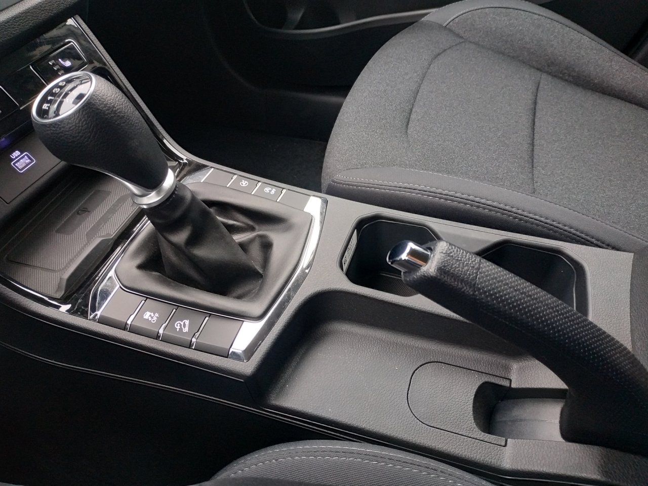 Korando STYLE+ 2WD MT (EBL) (4663)