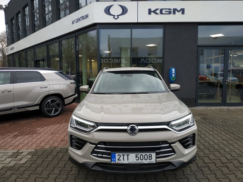 Korando STYLE+ 2WD AT (EBL) court.