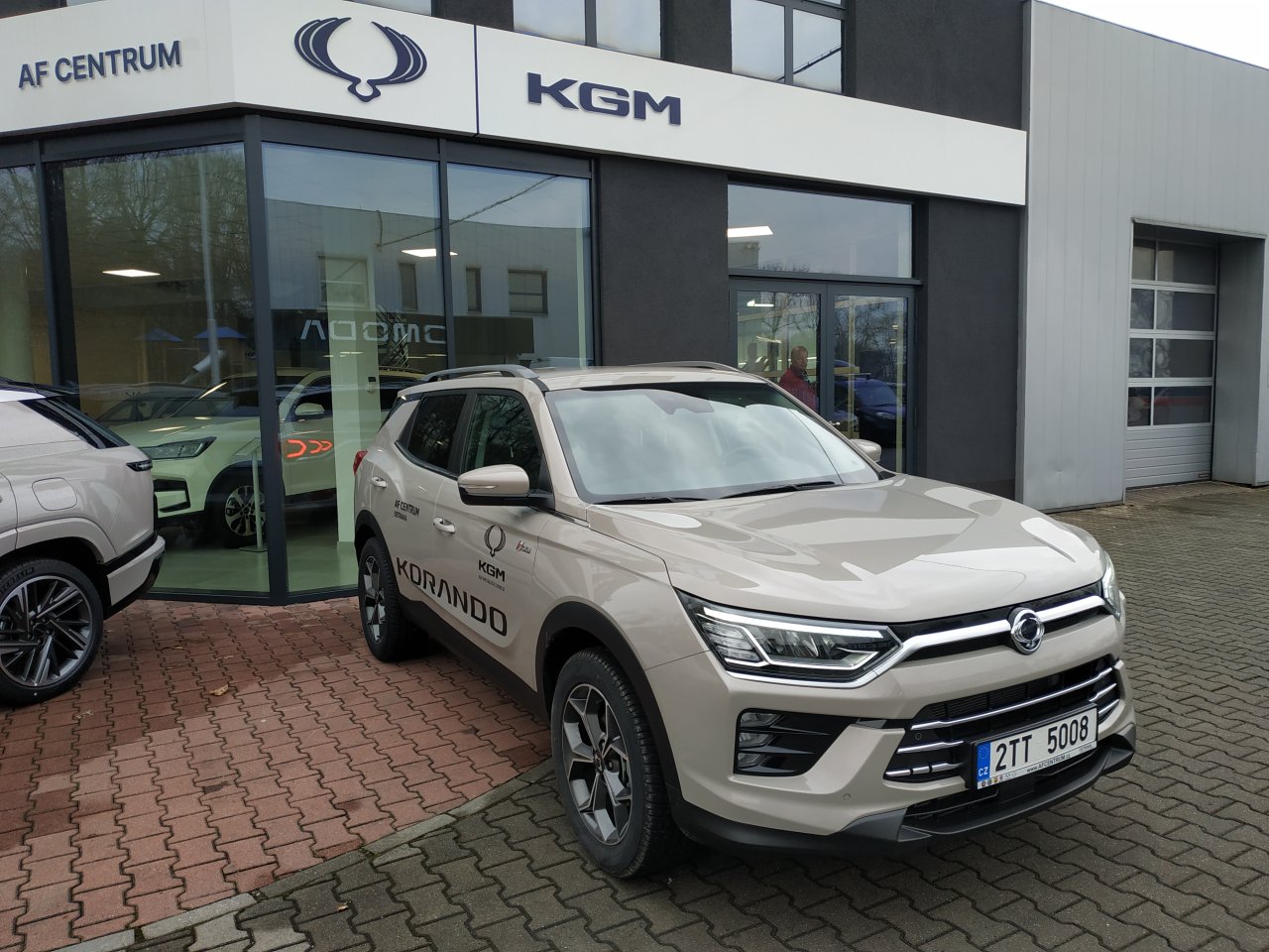 Korando STYLE+ 2WD AT (EBL) court.