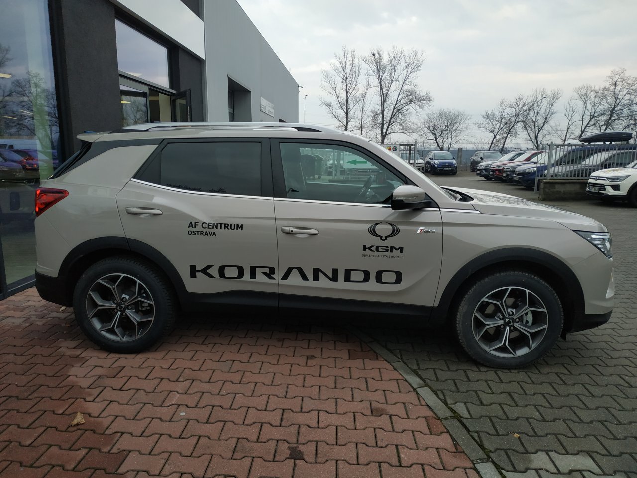 Korando STYLE+ 2WD AT (EBL) court.