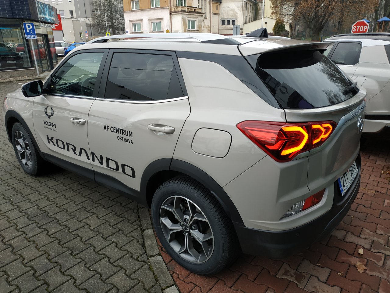 Korando STYLE+ 2WD AT (EBL) court.