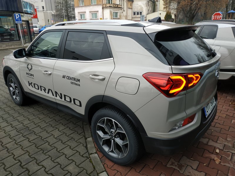 Korando STYLE+ 2WD AT (EBL) court.