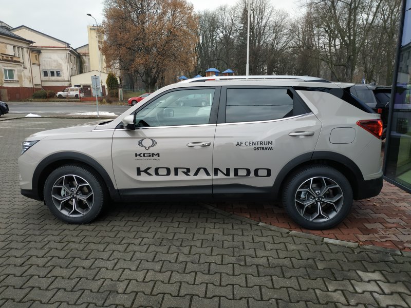 Korando STYLE+ 2WD AT (EBL) court.