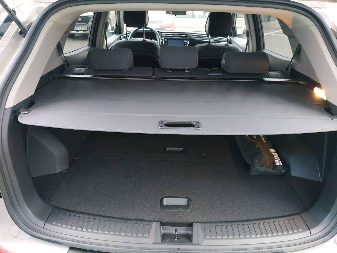 Korando STYLE+ 2WD AT (EBL) court.