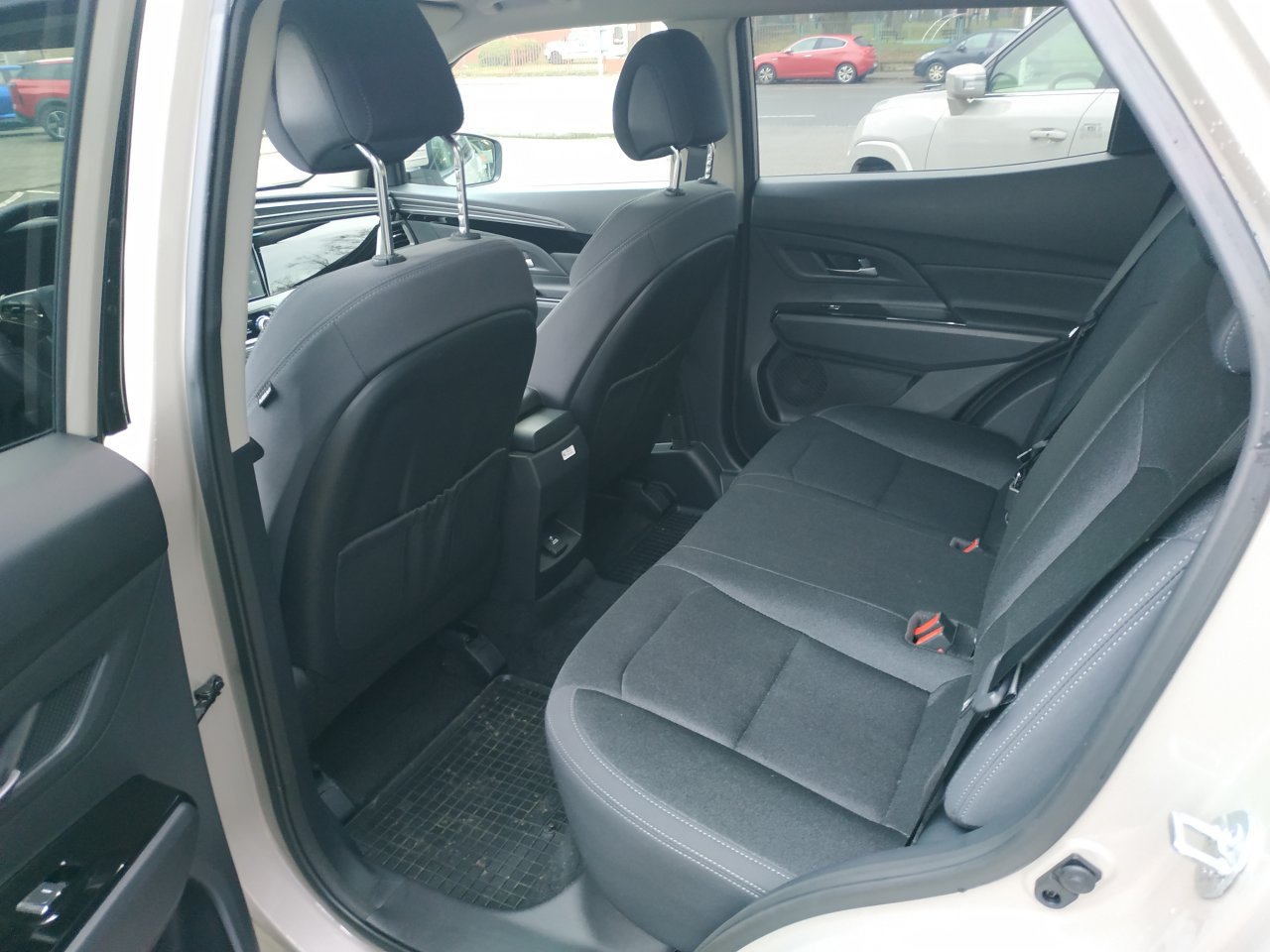 Korando STYLE+ 2WD AT (EBL) court.