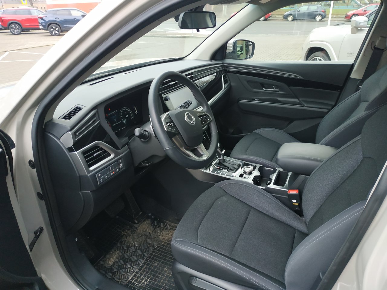 Korando STYLE+ 2WD AT (EBL) court.