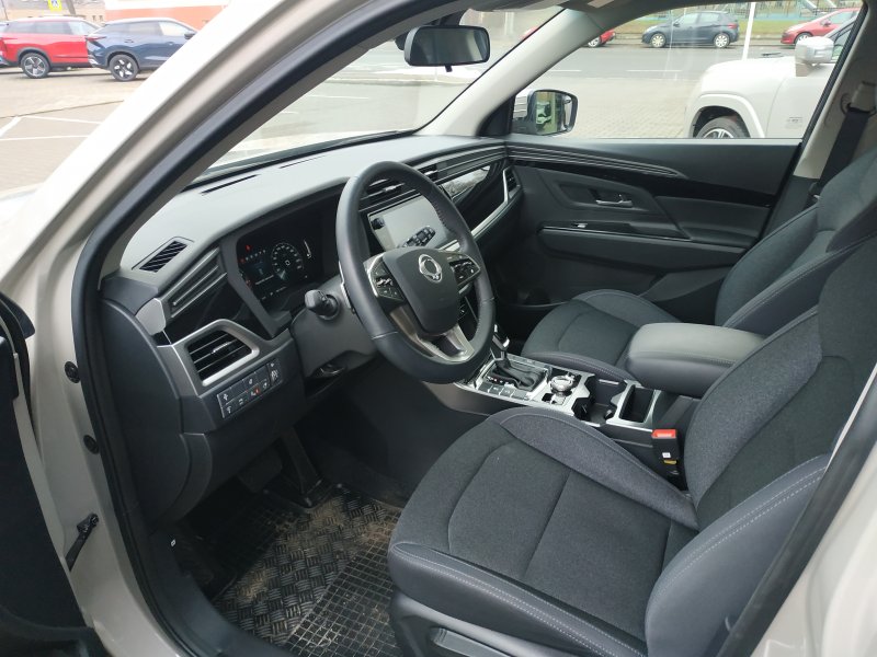 Korando STYLE+ 2WD AT (EBL) court.