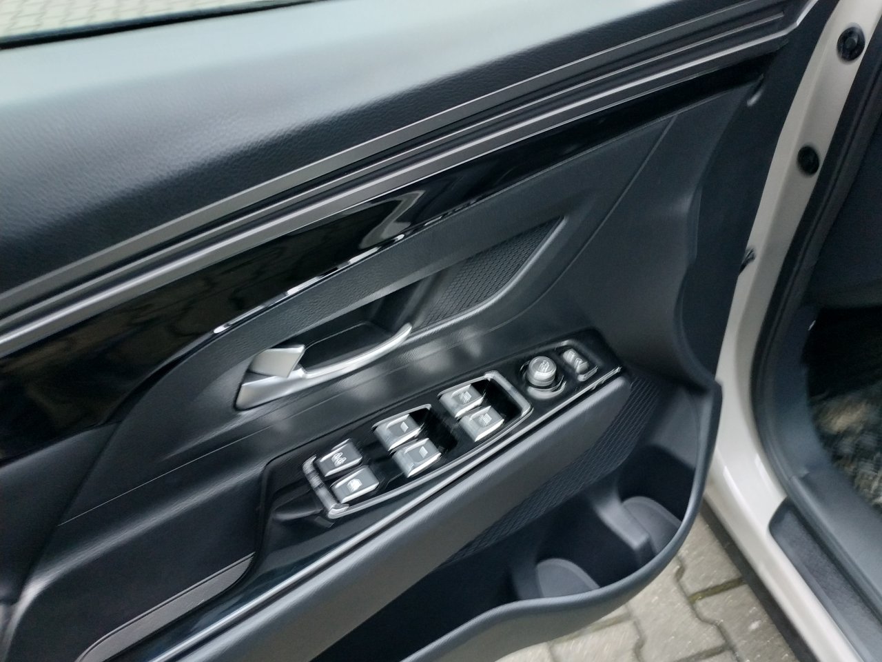 Korando STYLE+ 2WD AT (EBL) court.