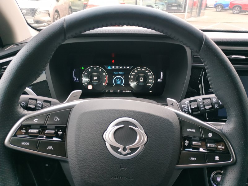 Korando STYLE+ 2WD AT (EBL) court.