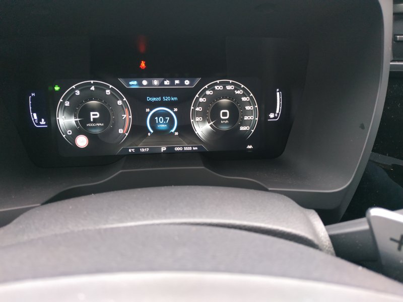 Korando STYLE+ 2WD AT (EBL) court.