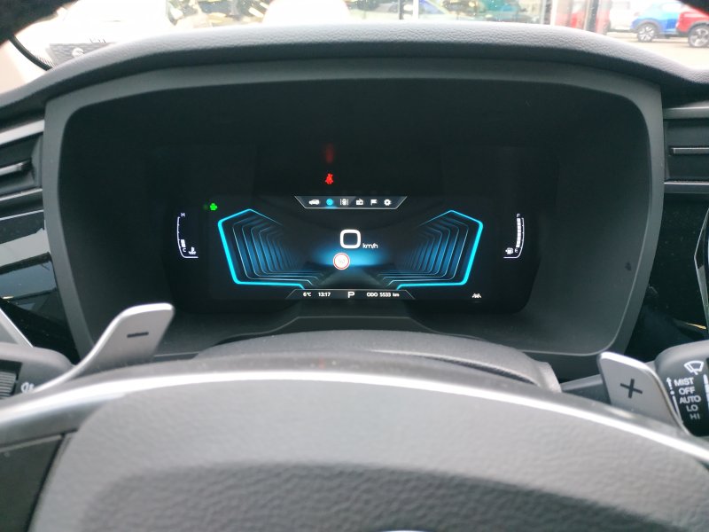 Korando STYLE+ 2WD AT (EBL) court.