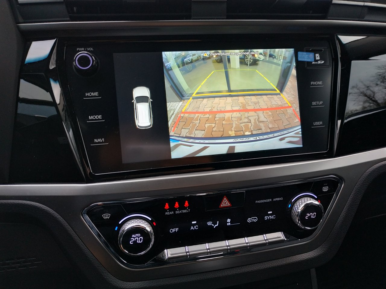 Korando STYLE+ 2WD AT (EBL) court.