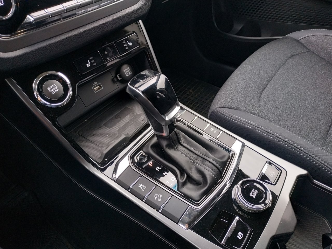 Korando STYLE+ 2WD AT (EBL) court.