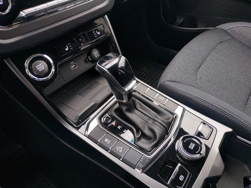 Korando STYLE+ 2WD AT (EBL) court.