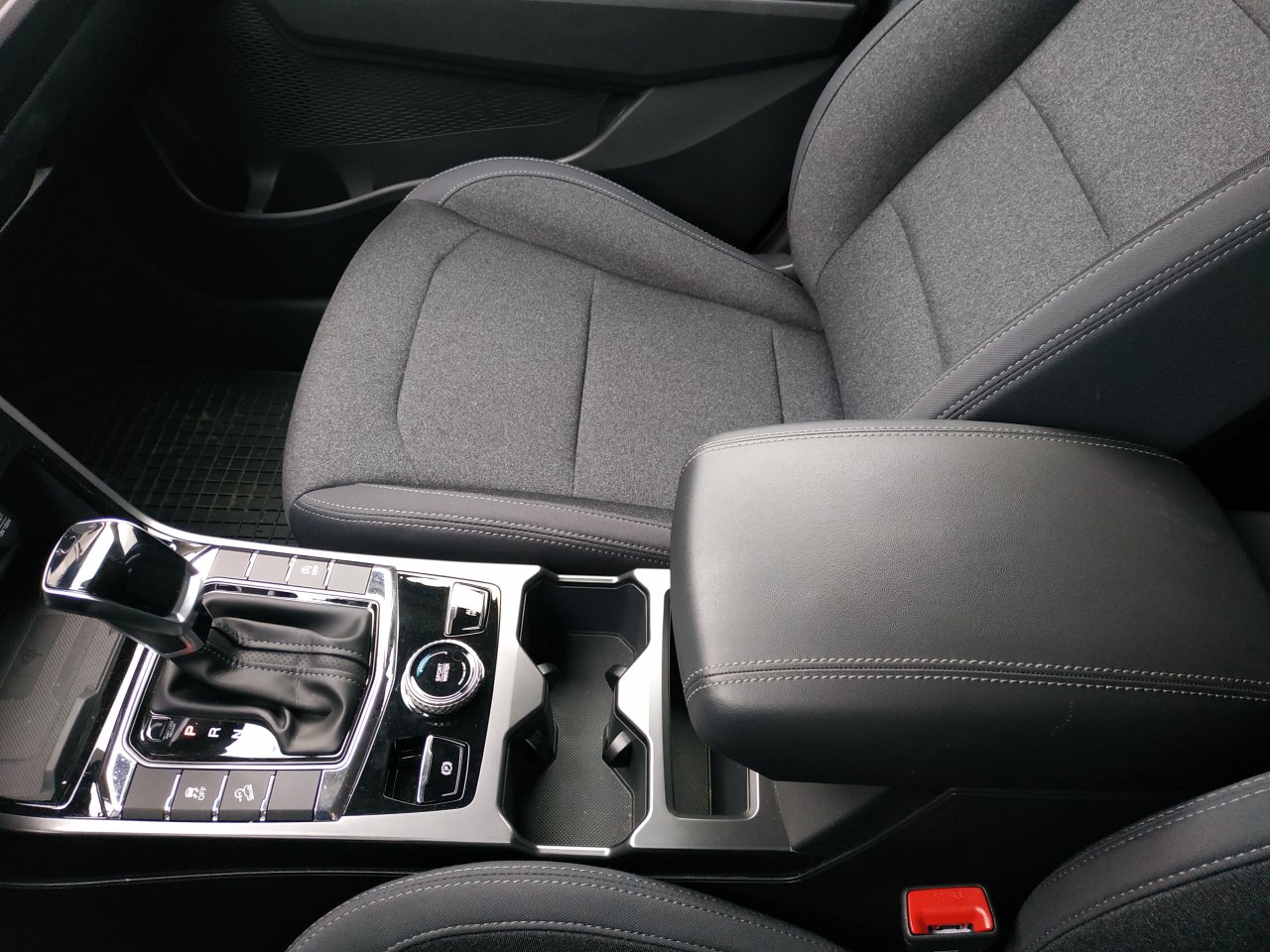 Korando STYLE+ 2WD AT (EBL) court.