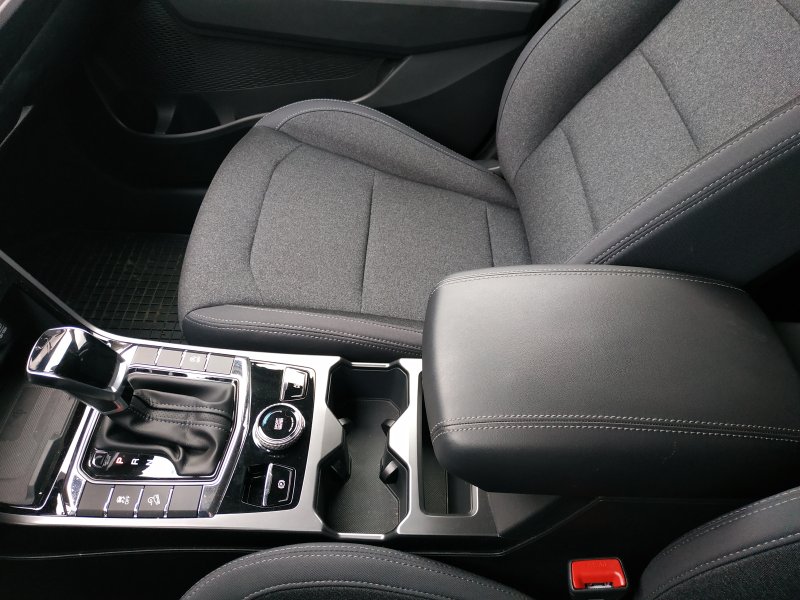 Korando STYLE+ 2WD AT (EBL) court.