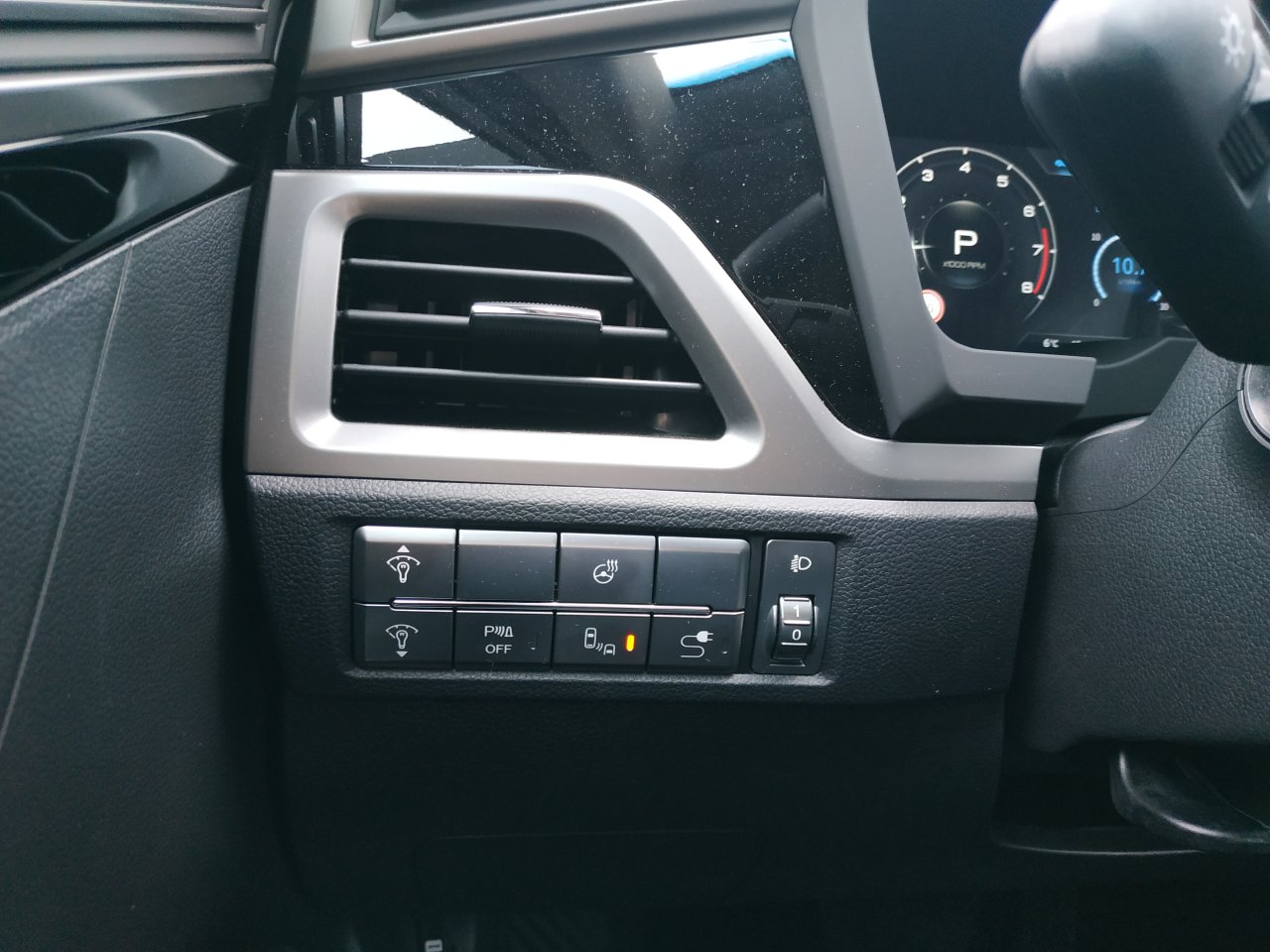 Korando STYLE+ 2WD AT (EBL) court.