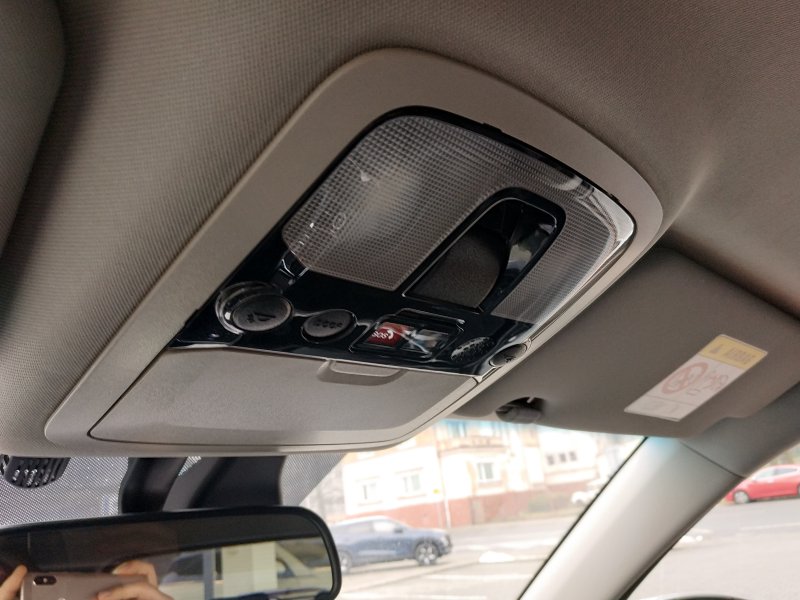 Korando STYLE+ 2WD AT (EBL) court.