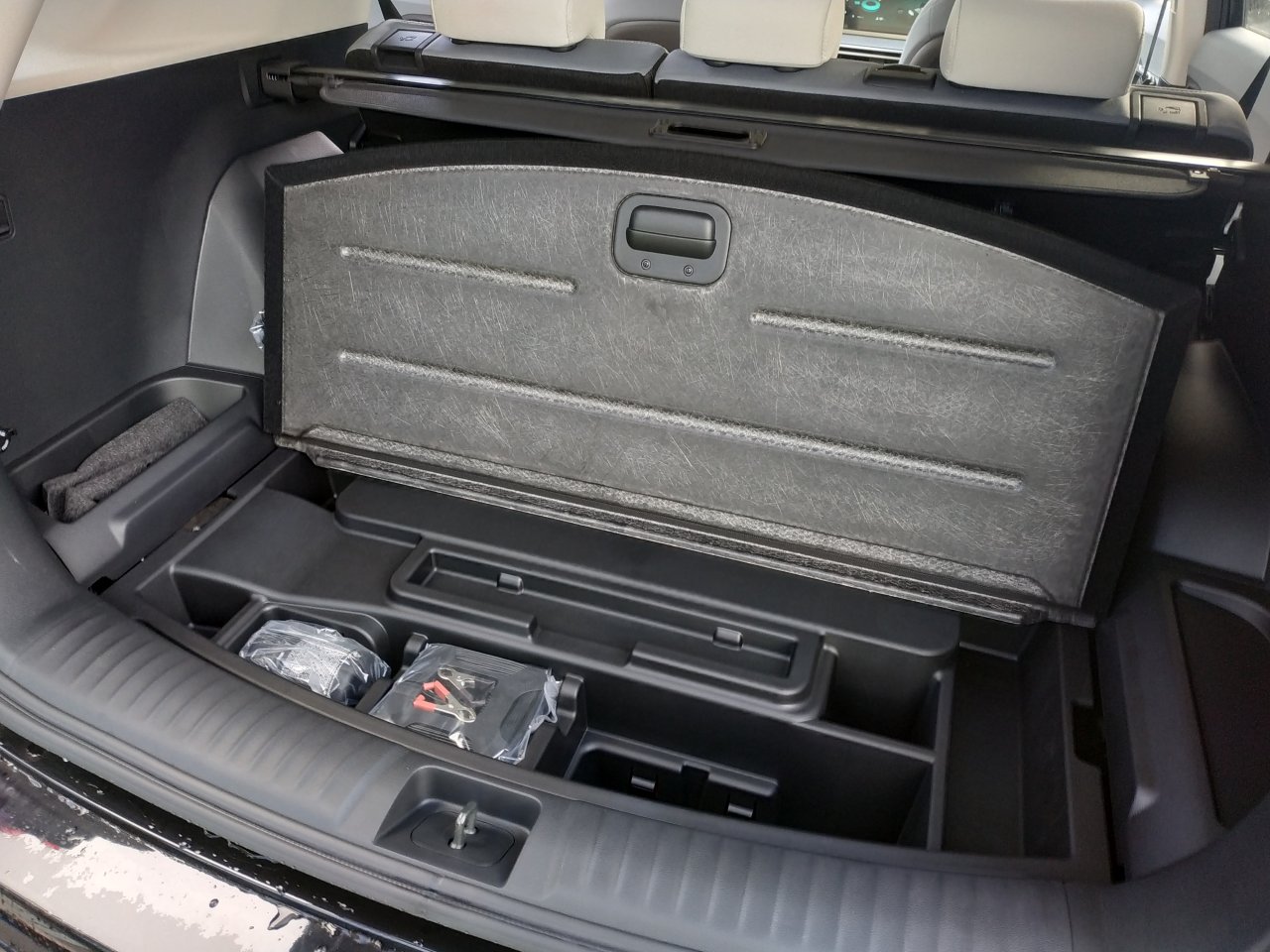 Torres HEV STYLE B.E. 2WD AT (LAK)