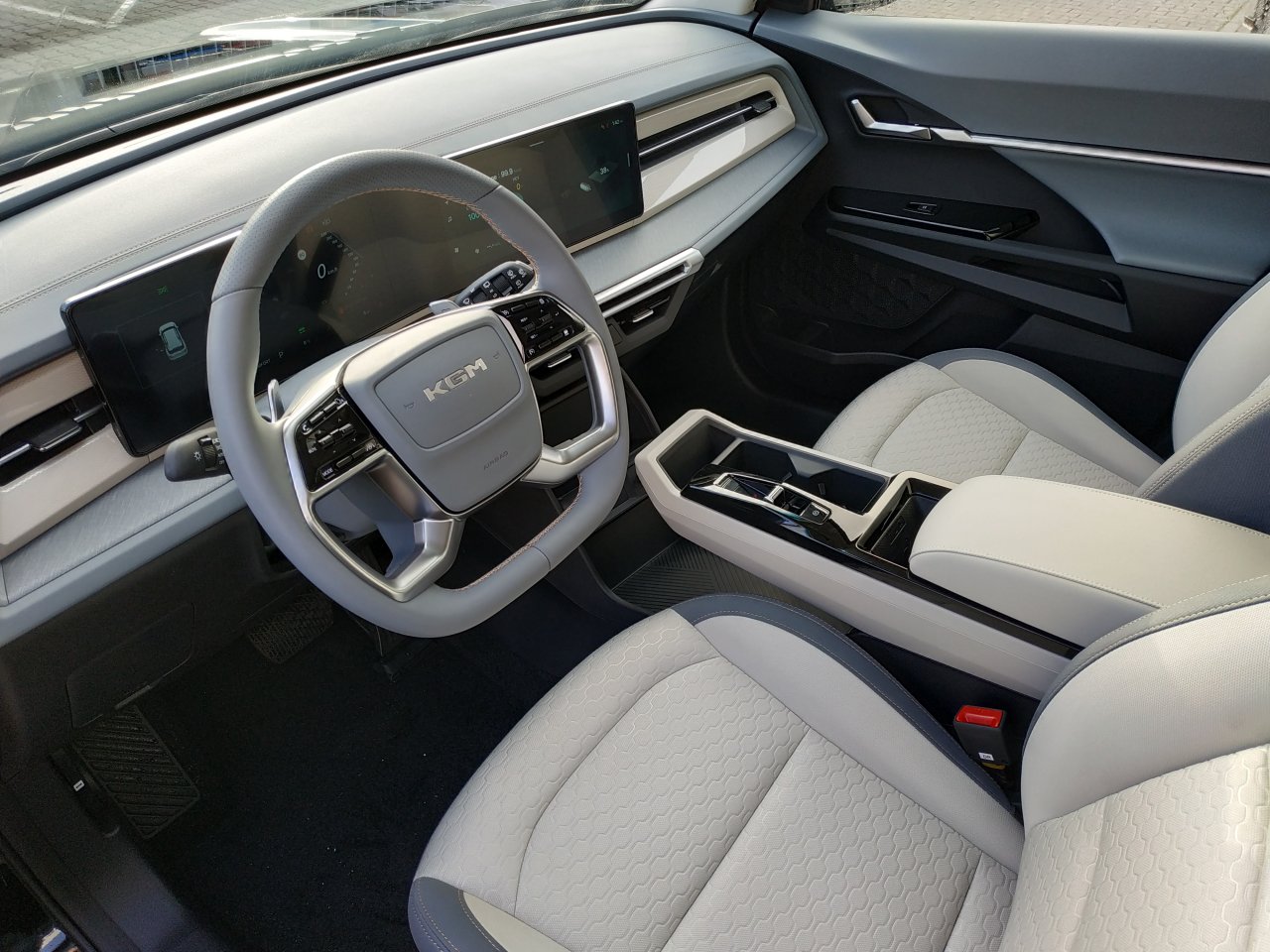 Torres HEV STYLE B.E. 2WD AT (LAK)