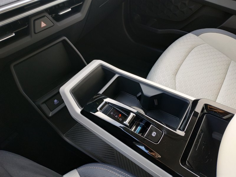 Torres HEV STYLE B.E. 2WD AT (LAK)