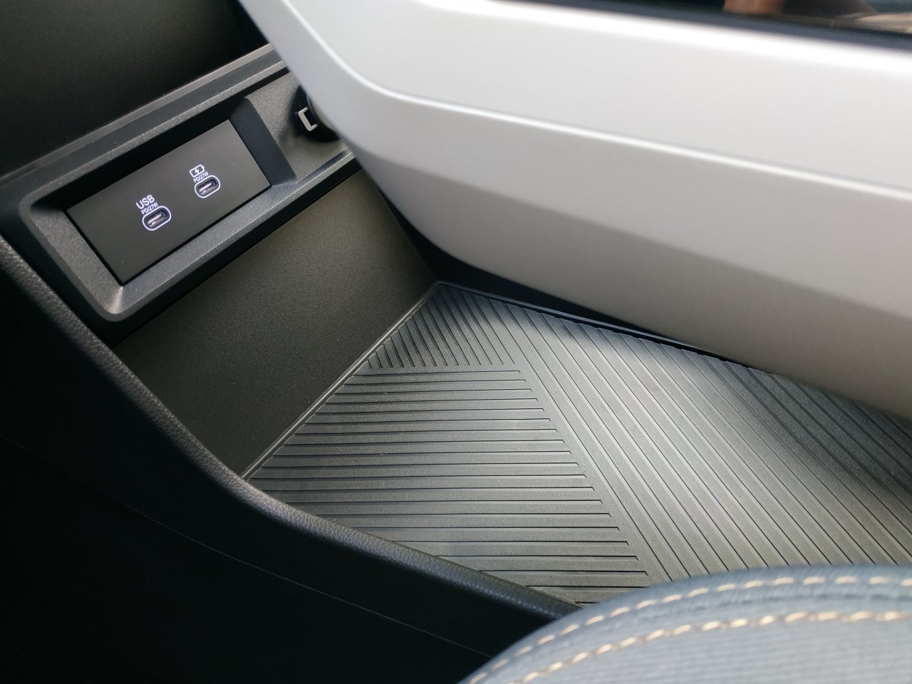 Torres HEV STYLE B.E. 2WD AT (LAK)