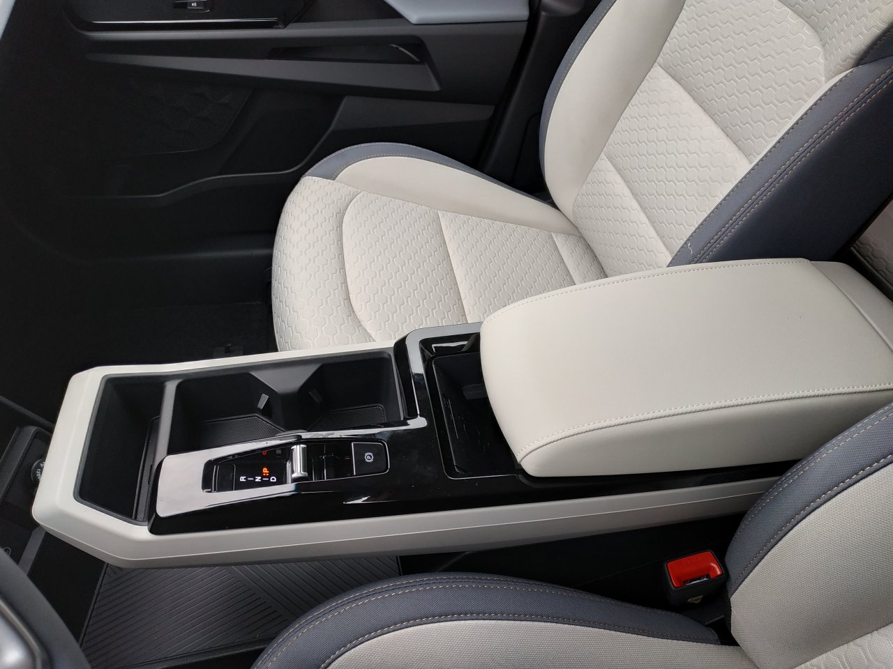 Torres STYLE Black Edition 4WD AT (LAK)