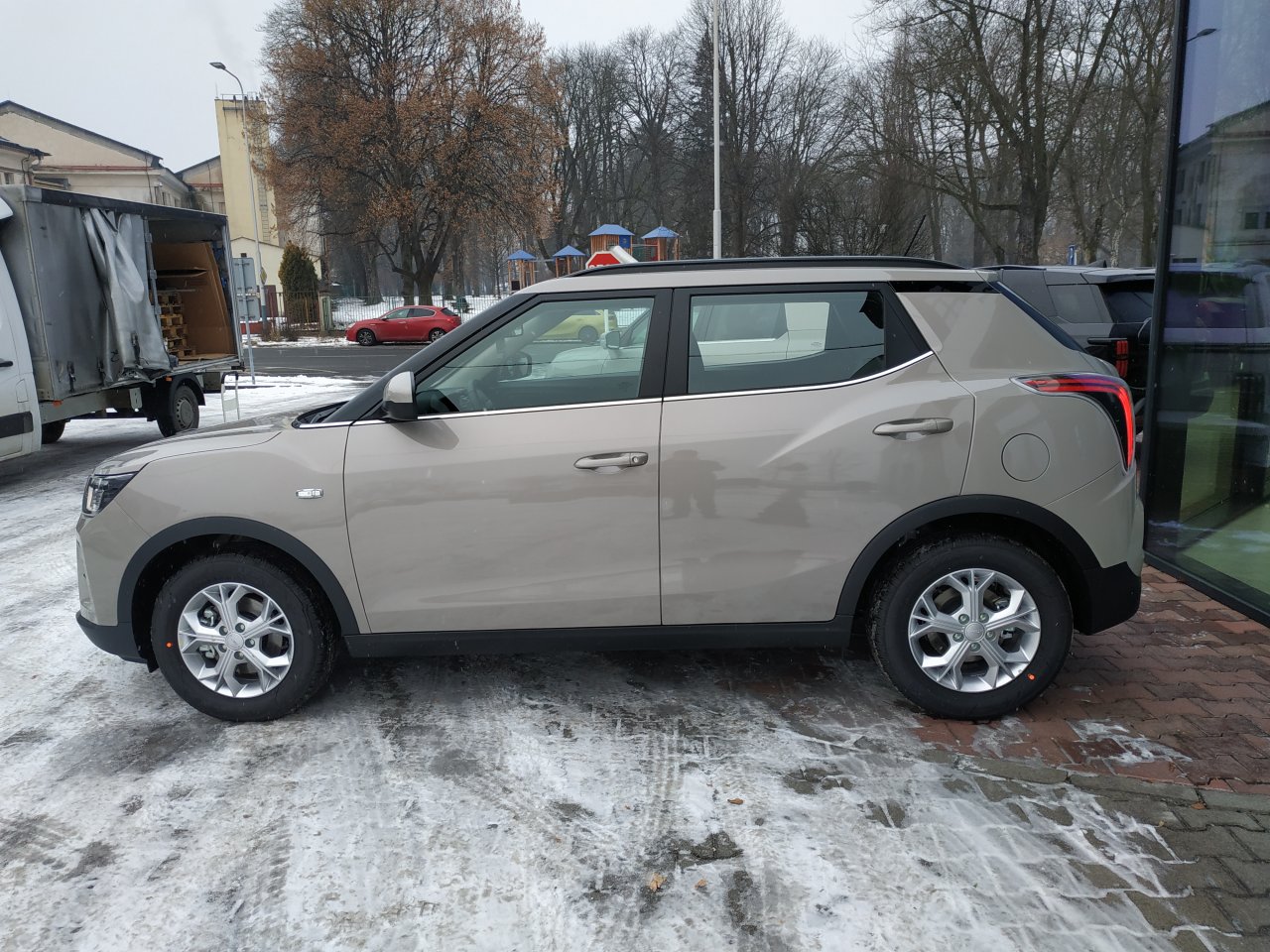 SsangYong Tivoli 2WD AT EBL