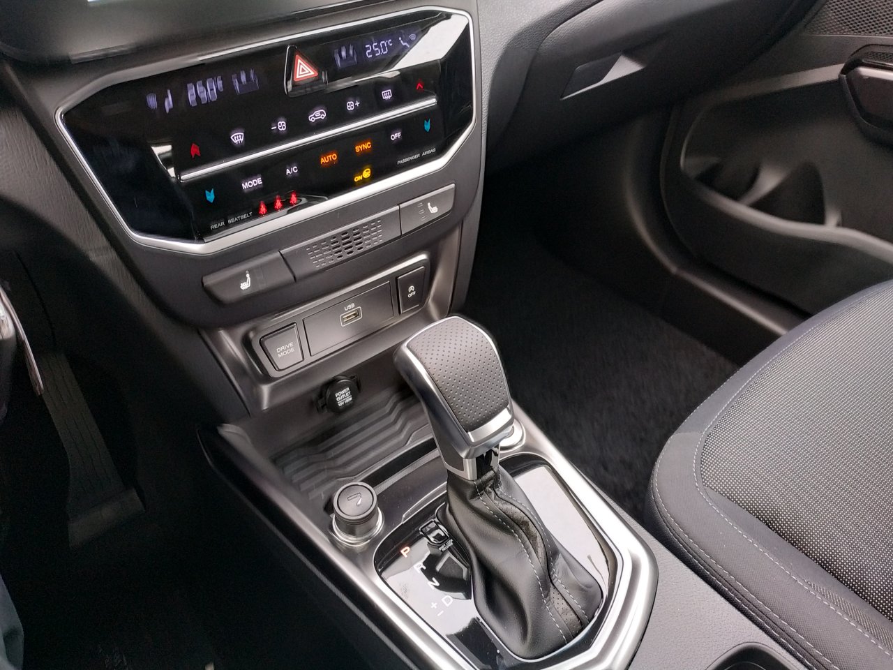 SsangYong Tivoli 2WD AT EBL